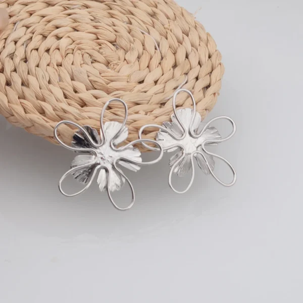 Exaggerated Big Weaving Flowers  Earrings For Women - Image 2
